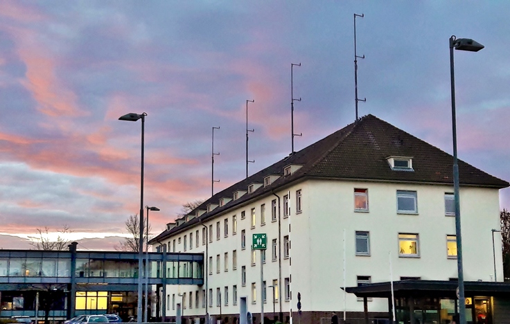 Bild des Gebäudes der Polizeidirektion Braunschweig bei Sonnenuntergang